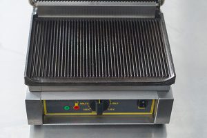 Kontakt grill z ryflowaną płytą